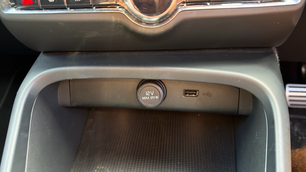 Volvo XC40 1.5 T5 Recharge PHEV R DESIGN Pro 5dr Auto Estate - Image 38