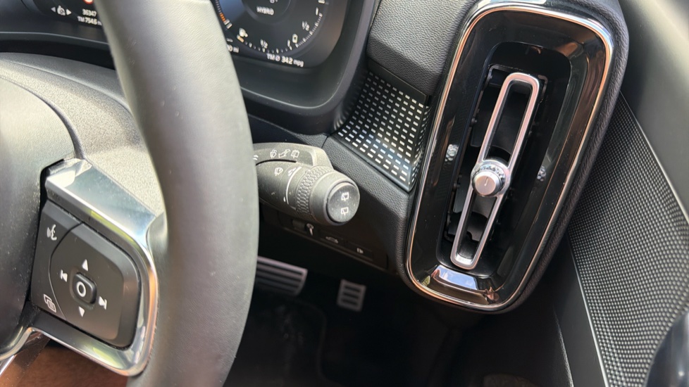 Volvo XC40 1.5 T5 Recharge PHEV R DESIGN Pro 5dr Auto Estate - Image 48