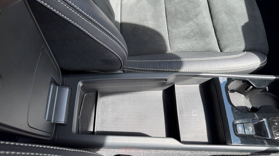 Volvo XC40 1.5 T5 Recharge PHEV R DESIGN Pro 5dr Auto Estate - Image 52