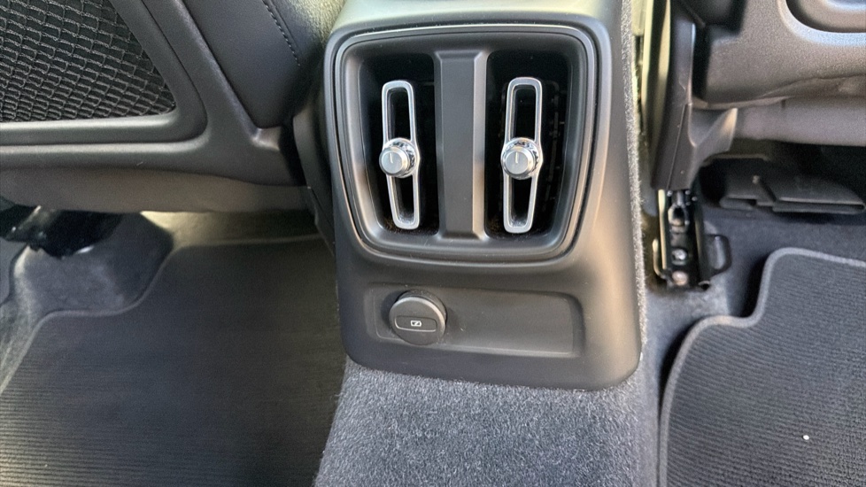 Volvo XC40 1.5 T5 Recharge PHEV R DESIGN Pro 5dr Auto Estate - Image 57