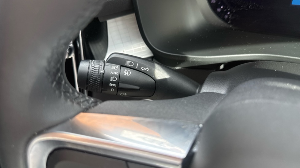 Volvo XC40 2.0 B3P Plus Dark 5dr Auto Petrol Estate - Image 20