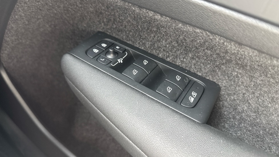 Volvo XC40 2.0 B3P Plus Dark 5dr Auto Petrol Estate - Image 24