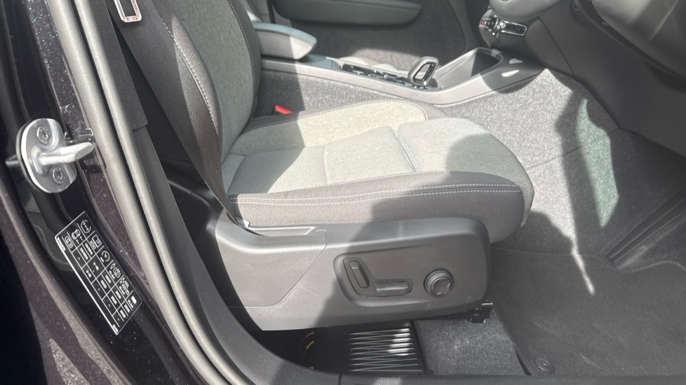 Volvo XC40 2.0 B3P Plus Dark 5dr Auto Petrol Estate - Image 30