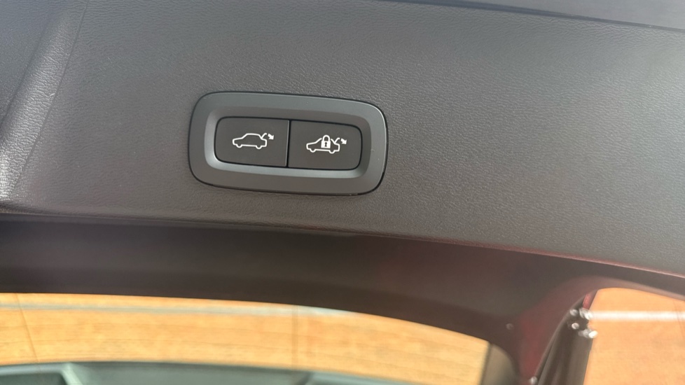 Volvo XC40 2.0 B3P Plus Dark 5dr Auto Petrol Estate - Image 35