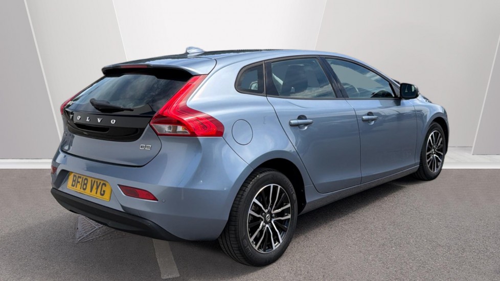 Volvo V40 D2 [120] Momentum Nav Plus 5dr Geartronic Diesel Hatchback - Image 2
