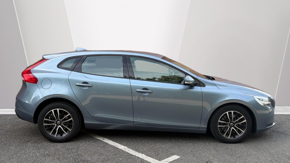 Volvo V40 D2 [120] Momentum Nav Plus 5dr Geartronic Diesel Hatchback - Image 3