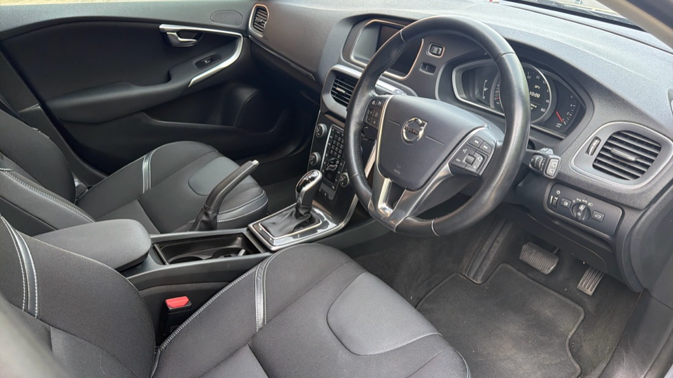 Volvo V40 D2 [120] Momentum Nav Plus 5dr Geartronic Diesel Hatchback - Image 4