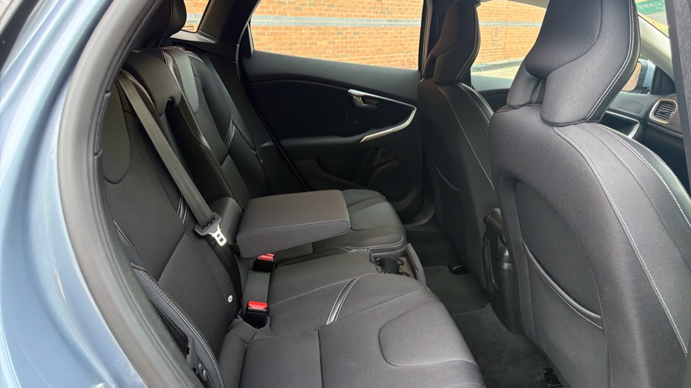 Volvo V40 D2 [120] Momentum Nav Plus 5dr Geartronic Diesel Hatchback - Image 6