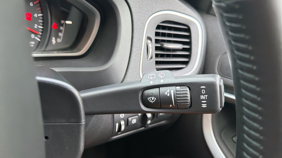 Volvo V40 D2 [120] Momentum Nav Plus 5dr Geartronic Diesel Hatchback - Image 19