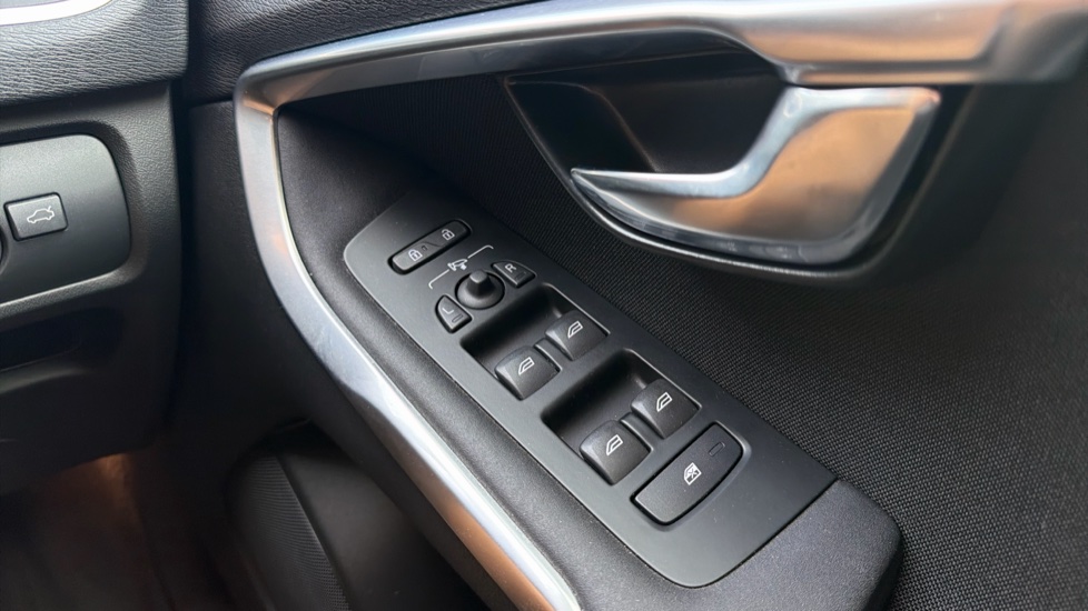 Volvo V40 D2 [120] Momentum Nav Plus 5dr Geartronic Diesel Hatchback - Image 23