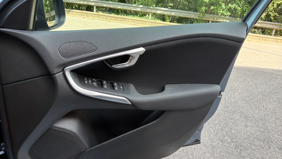Volvo V40 D2 [120] Momentum Nav Plus 5dr Geartronic Diesel Hatchback - Image 28