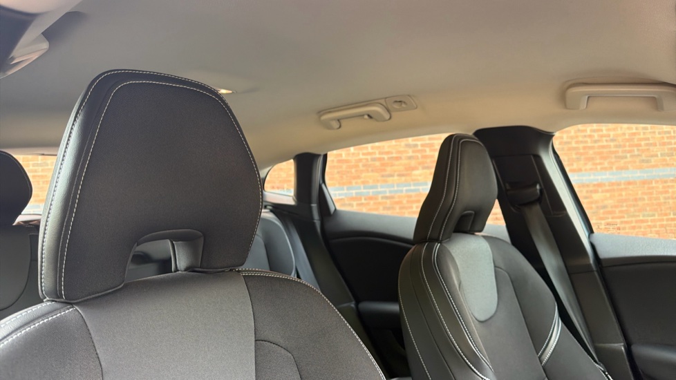 Volvo V40 D2 [120] Momentum Nav Plus 5dr Geartronic Diesel Hatchback - Image 30