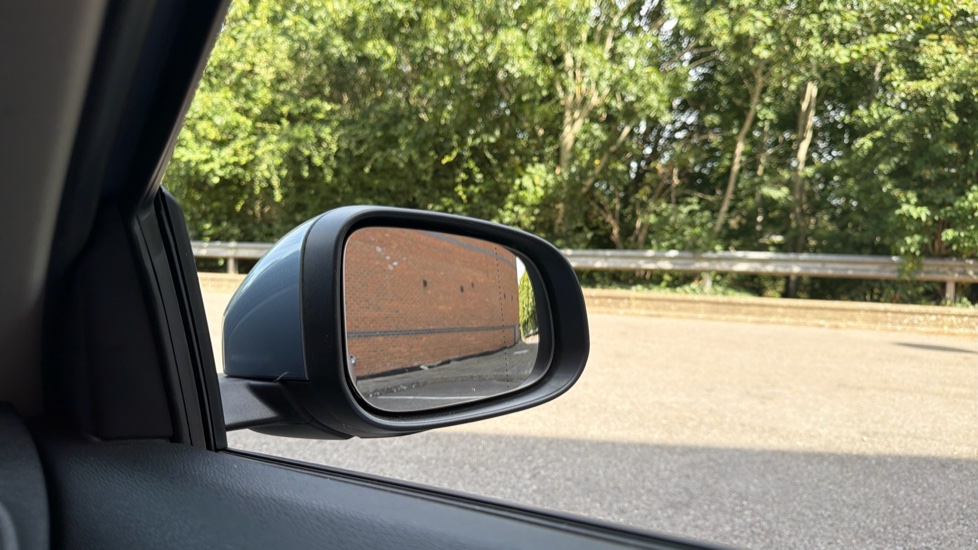 Volvo V40 D2 [120] Momentum Nav Plus 5dr Geartronic Diesel Hatchback - Image 31