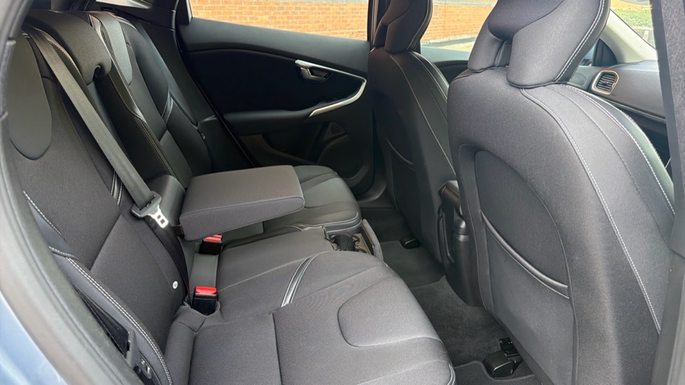 Volvo V40 D2 [120] Momentum Nav Plus 5dr Geartronic Diesel Hatchback - Image 32