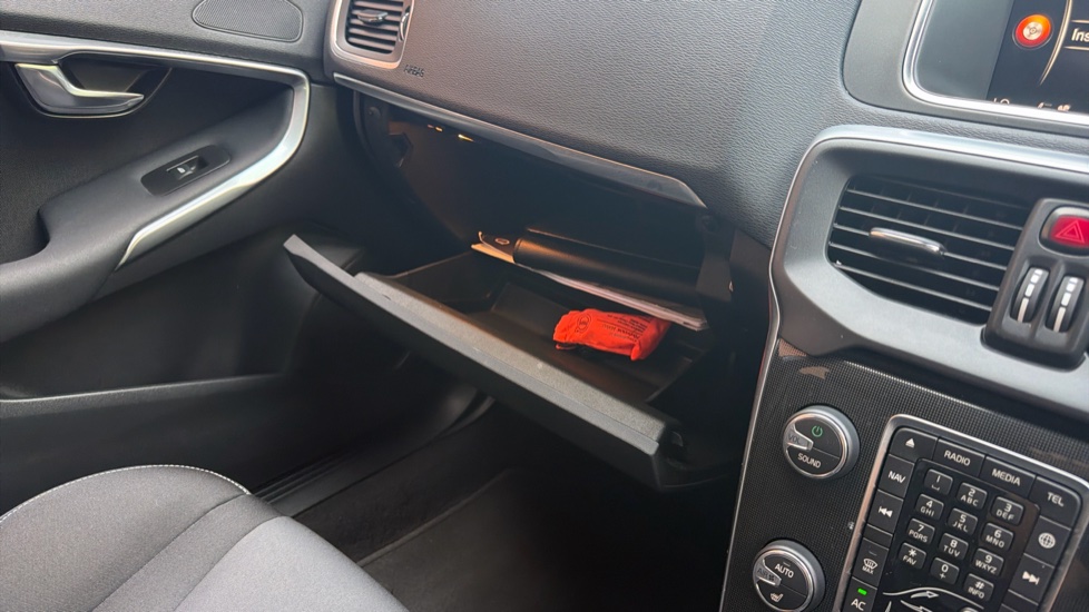 Volvo V40 D2 [120] Momentum Nav Plus 5dr Geartronic Diesel Hatchback - Image 35