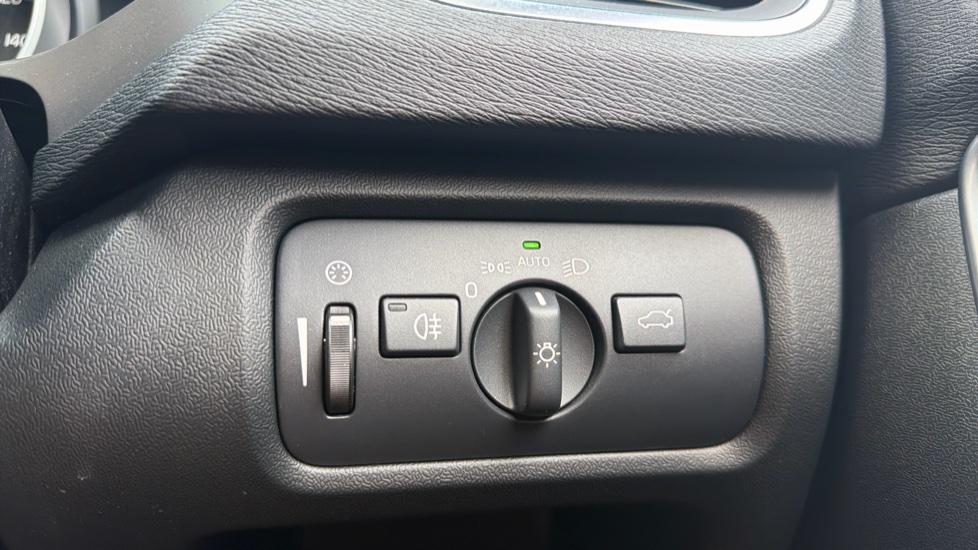 Volvo V40 D2 [120] Momentum Nav Plus 5dr Geartronic Diesel Hatchback - Image 37