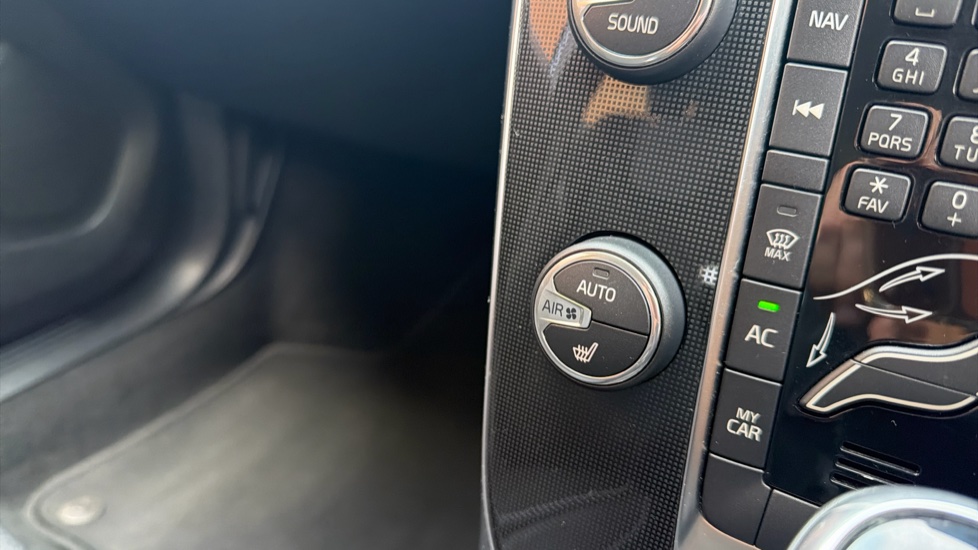 Volvo V40 D2 [120] Momentum Nav Plus 5dr Geartronic Diesel Hatchback - Image 39