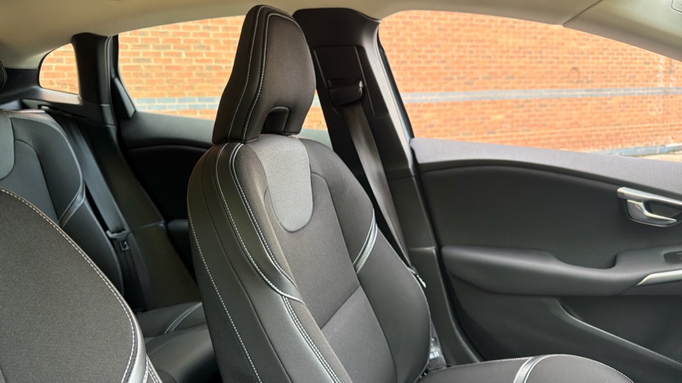 Volvo V40 D2 [120] Momentum Nav Plus 5dr Geartronic Diesel Hatchback - Image 41