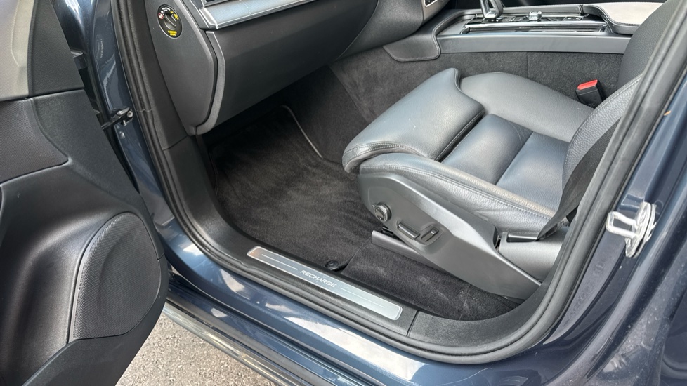 Volvo XC90 2.0 T8 [455] RC PHEV Plus Dark 5dr AWD Geartronic Estate - Image 53