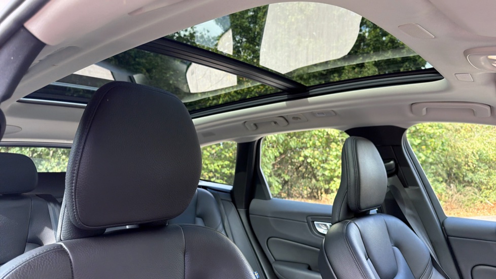 Volvo XC60 2.0 T6 [350] RC PHEV Plus Dark 5dr AWD Geartronic Estate - Image 30