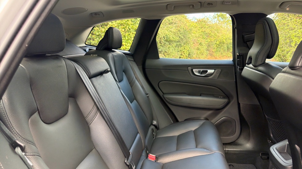 Volvo XC60 2.0 T6 [350] RC PHEV Plus Dark 5dr AWD Geartronic Estate - Image 32