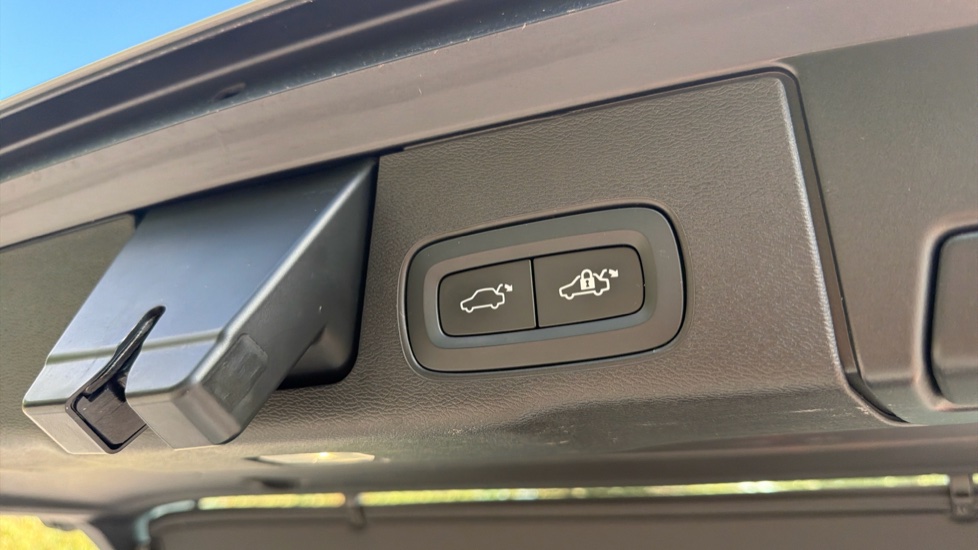Volvo XC60 2.0 T6 [350] RC PHEV Plus Dark 5dr AWD Geartronic Estate - Image 34
