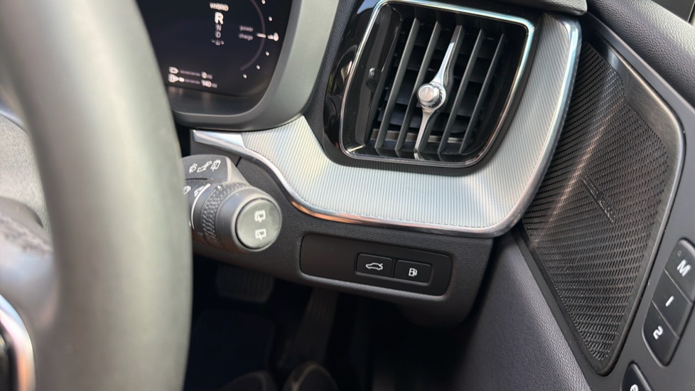 Volvo XC60 2.0 T6 [350] RC PHEV Plus Dark 5dr AWD Geartronic Estate - Image 55