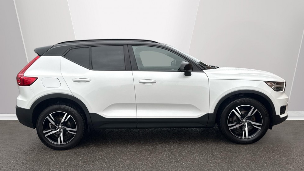 Volvo XC40 1.5 T3 [163] R DESIGN 5dr Petrol Estate - Image 3