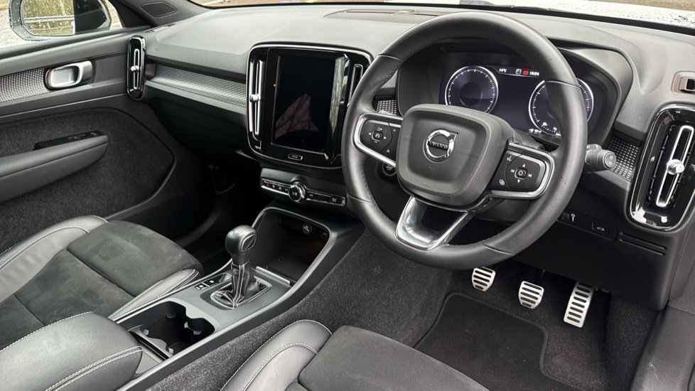 Volvo XC40 1.5 T3 [163] R DESIGN 5dr Petrol Estate - Image 4