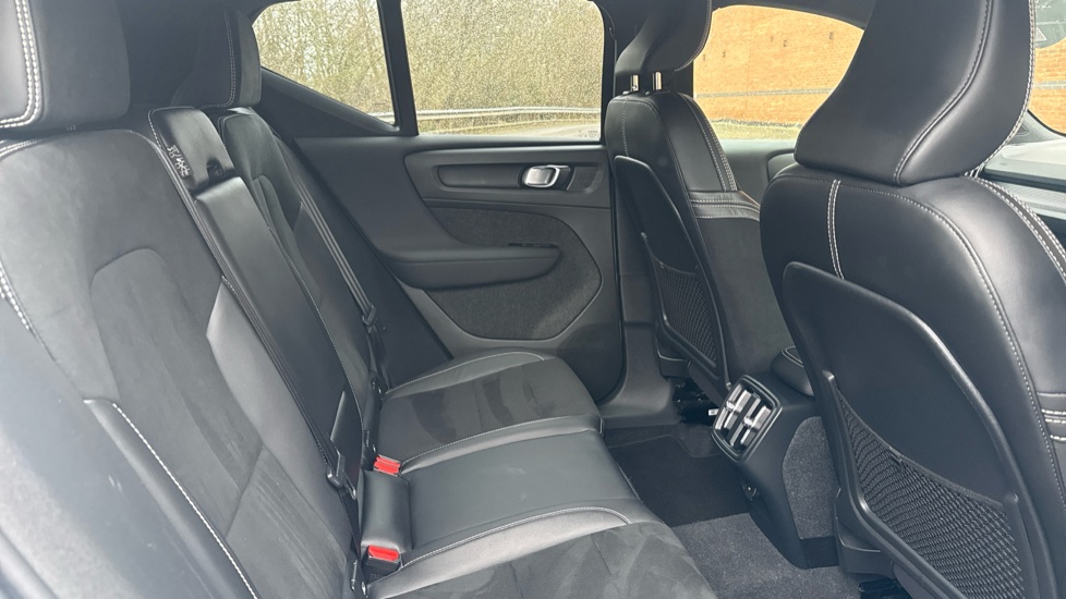 Volvo XC40 1.5 T3 [163] R DESIGN 5dr Petrol Estate - Image 6