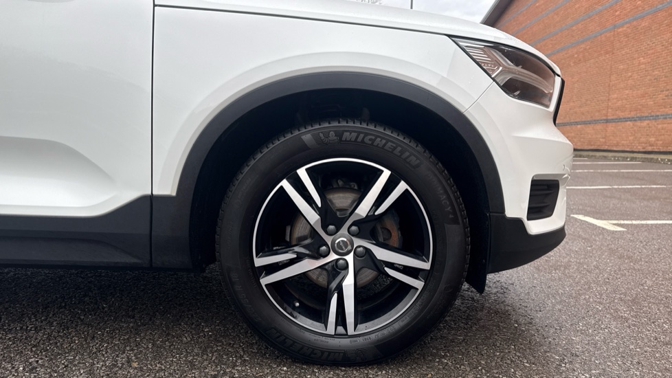 Volvo XC40 1.5 T3 [163] R DESIGN 5dr Petrol Estate - Image 9