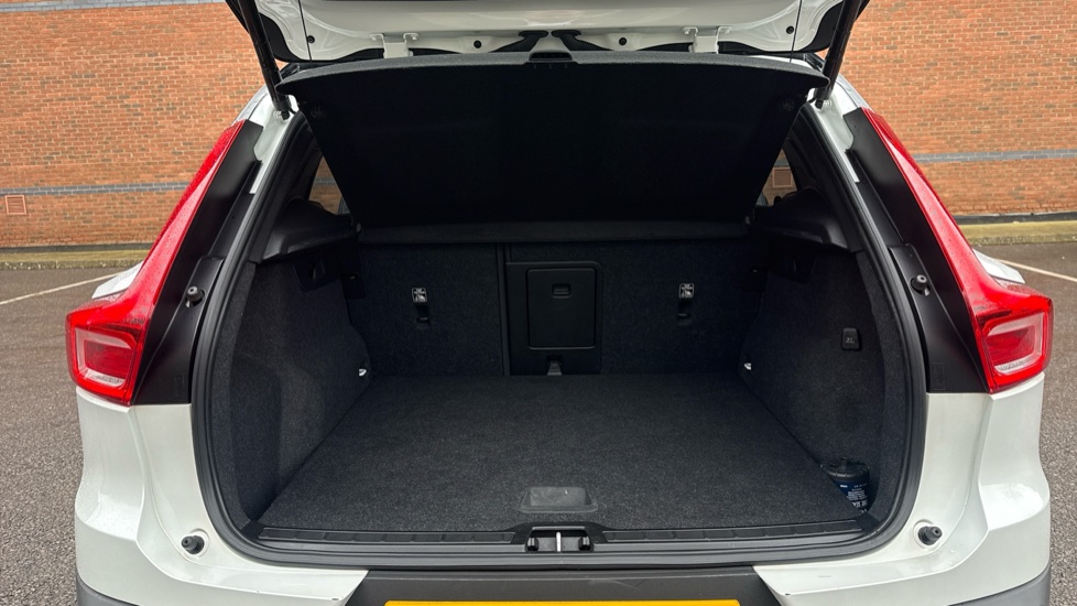 Volvo XC40 1.5 T3 [163] R DESIGN 5dr Petrol Estate - Image 13
