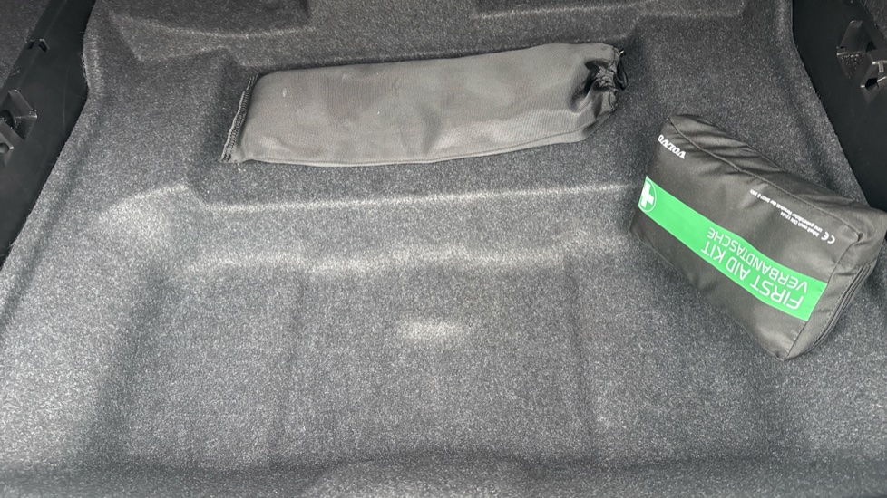 Volvo XC40 1.5 T3 [163] R DESIGN 5dr Petrol Estate - Image 16
