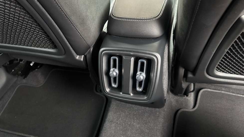 Volvo XC40 1.5 T3 [163] R DESIGN 5dr Petrol Estate - Image 18