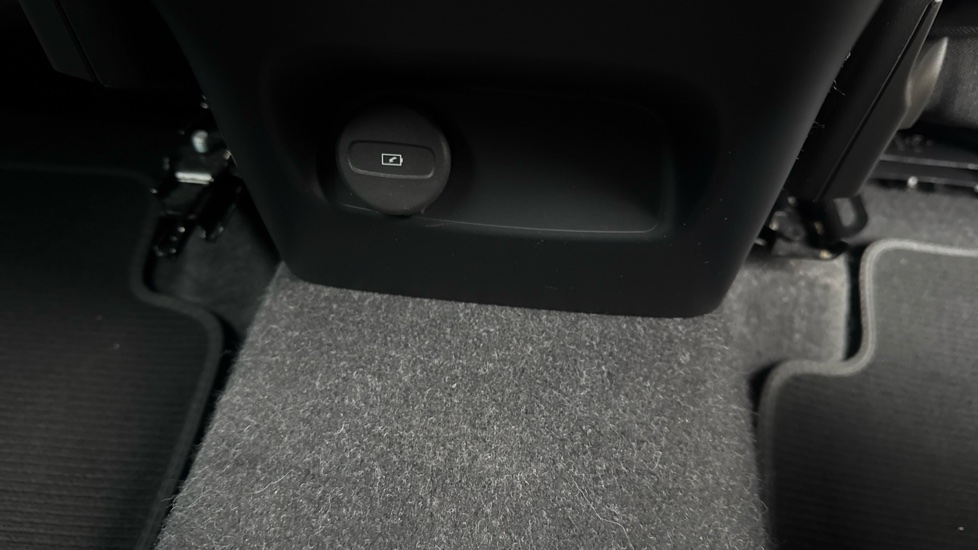 Volvo XC40 1.5 T3 [163] R DESIGN 5dr Petrol Estate - Image 19