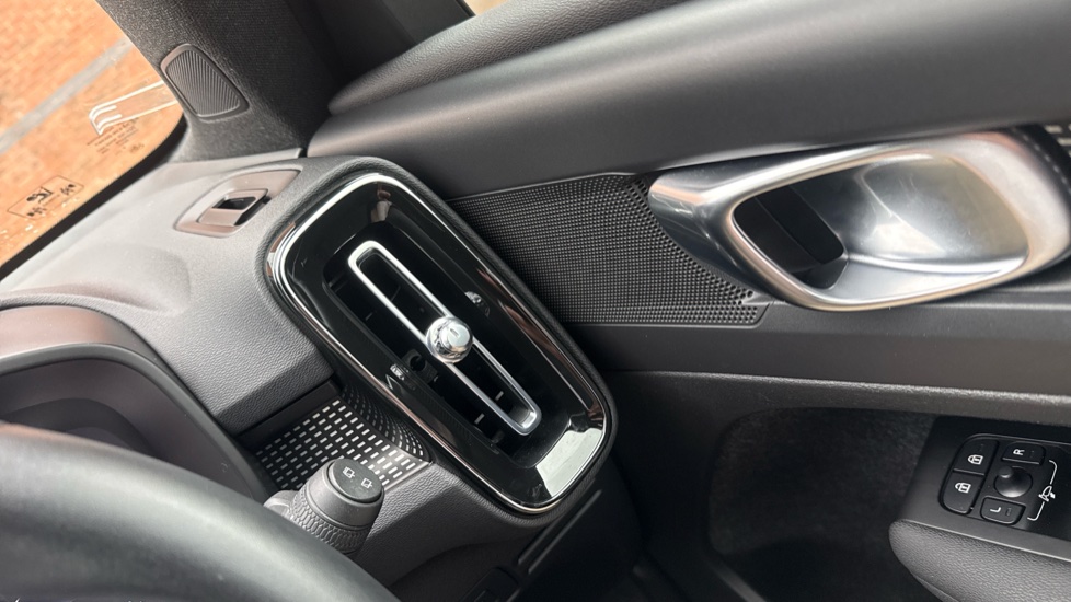 Volvo XC40 1.5 T3 [163] R DESIGN 5dr Petrol Estate - Image 25