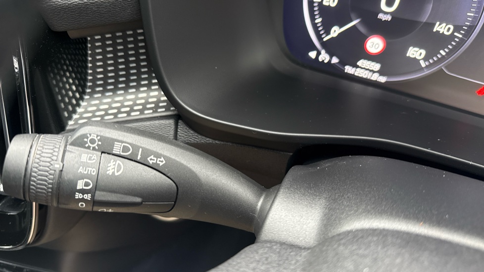 Volvo XC40 1.5 T3 [163] R DESIGN 5dr Petrol Estate - Image 28