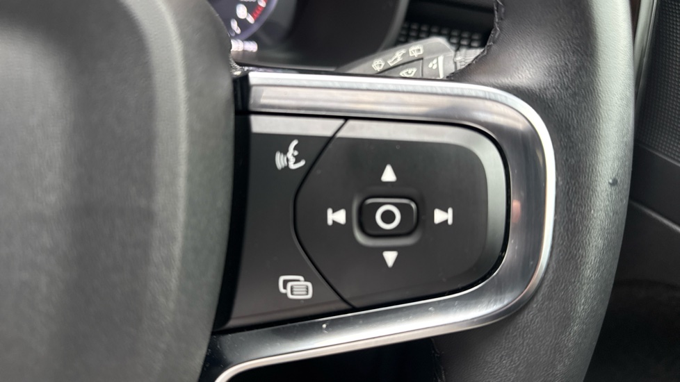 Volvo XC40 1.5 T3 [163] R DESIGN 5dr Petrol Estate - Image 29