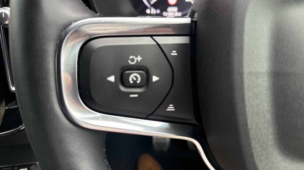 Volvo XC40 1.5 T3 [163] R DESIGN 5dr Petrol Estate - Image 30