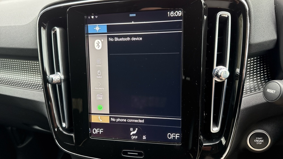 Volvo XC40 1.5 T3 [163] R DESIGN 5dr Petrol Estate - Image 32
