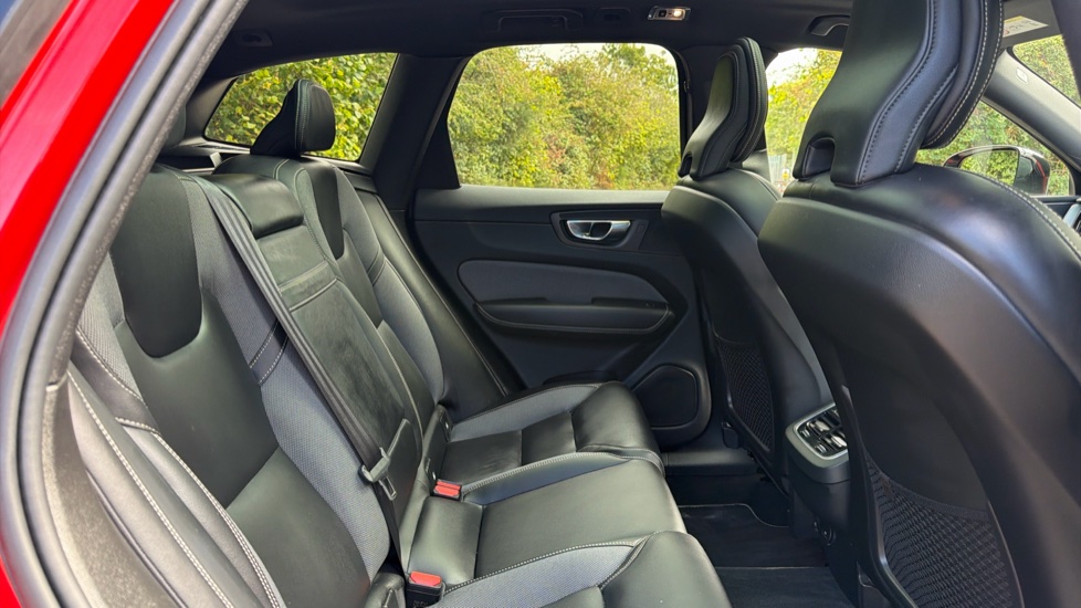 Volvo XC60 2.0 B6P [300] R DESIGN Pro 5dr AWD Geartronic Petrol Estate - Image 6