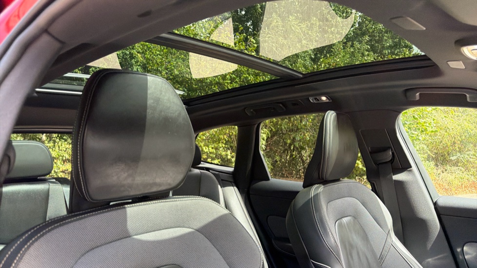 Volvo XC60 2.0 B6P [300] R DESIGN Pro 5dr AWD Geartronic Petrol Estate - Image 30