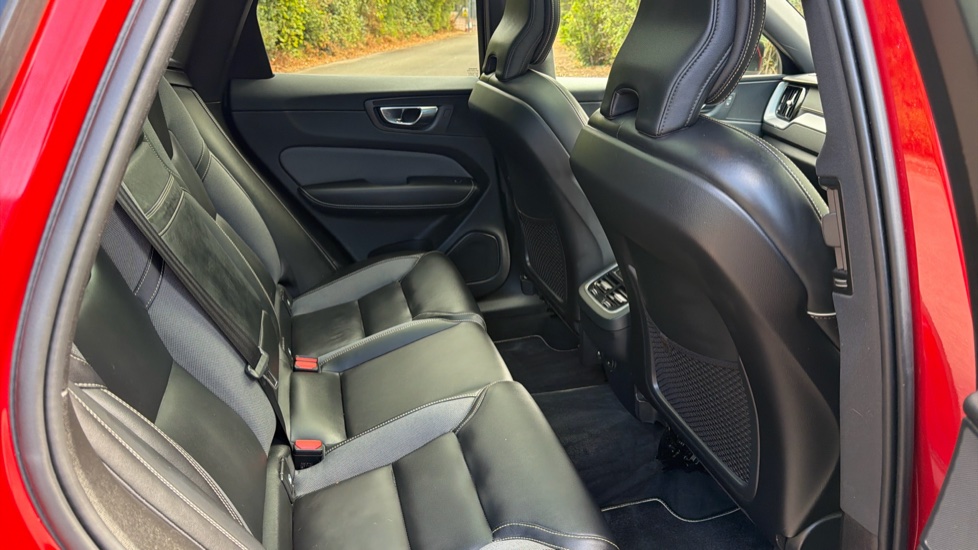 Volvo XC60 2.0 B6P [300] R DESIGN Pro 5dr AWD Geartronic Petrol Estate - Image 32