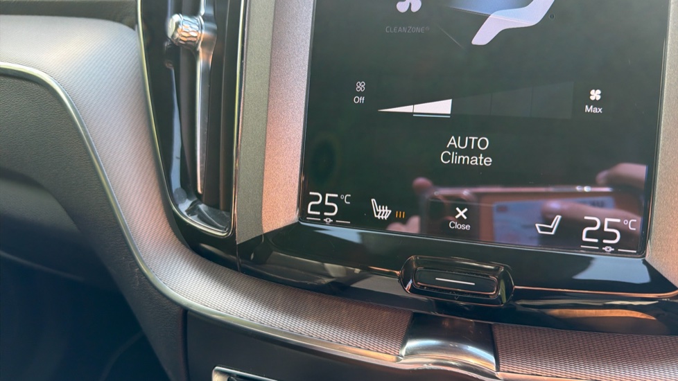 Volvo XC60 2.0 B6P [300] R DESIGN Pro 5dr AWD Geartronic Petrol Estate - Image 38