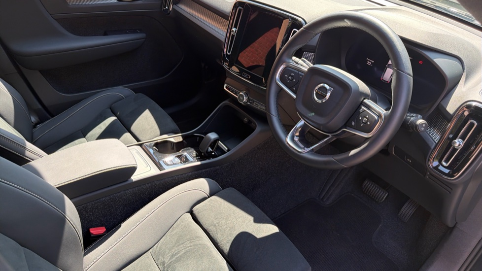 Volvo XC40 2.0 B4P Plus Dark 5dr Auto Petrol Estate - Image 4