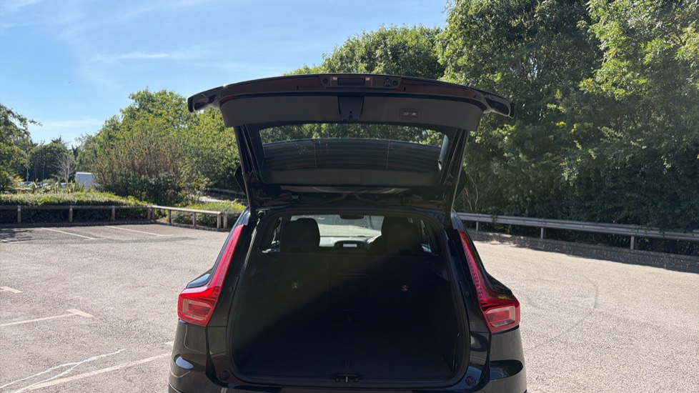 Volvo XC40 2.0 B4P Plus Dark 5dr Auto Petrol Estate - Image 13