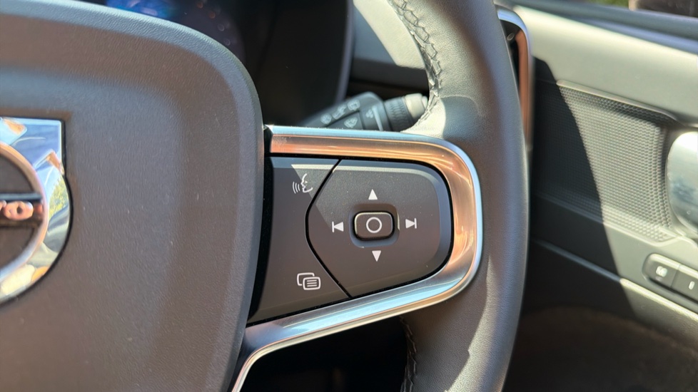 Volvo XC40 2.0 B4P Plus Dark 5dr Auto Petrol Estate - Image 21