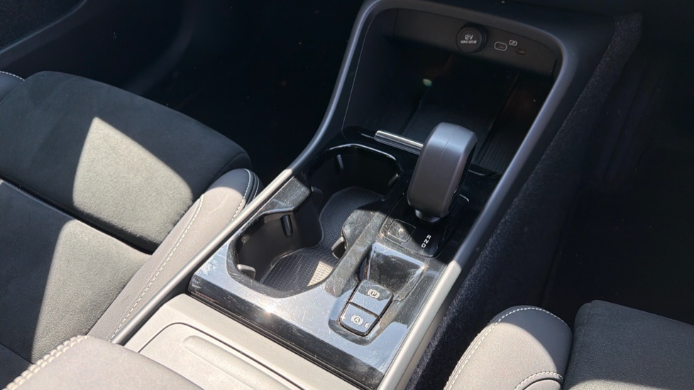 Volvo XC40 2.0 B4P Plus Dark 5dr Auto Petrol Estate - Image 25