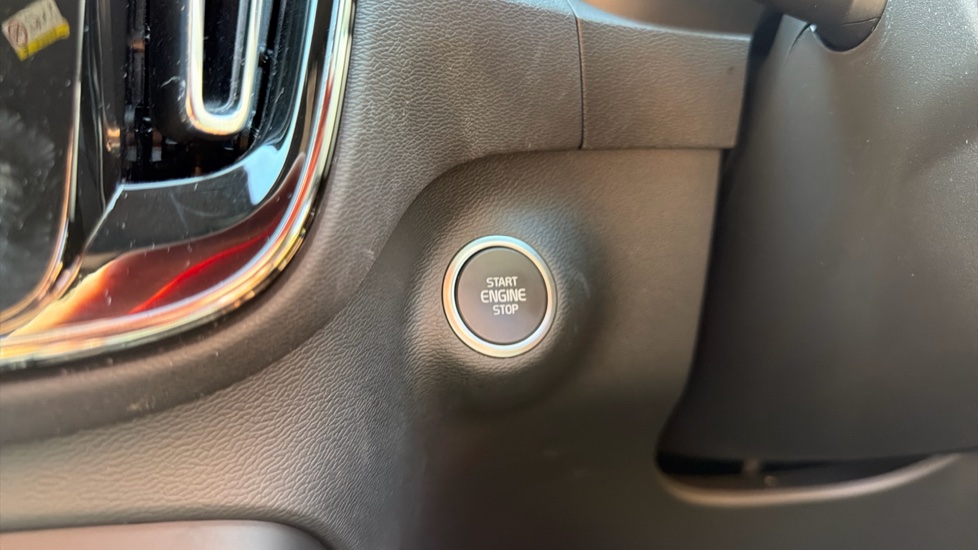 Volvo XC40 2.0 B4P Plus Dark 5dr Auto Petrol Estate - Image 26