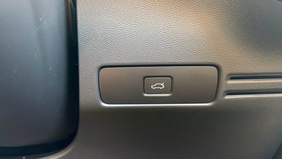 Volvo XC40 2.0 B4P Plus Dark 5dr Auto Petrol Estate - Image 64